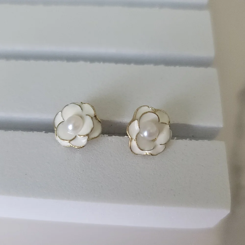 Elegant White Rose Flower Pearl Stud Earrings - Picture 2 of 4